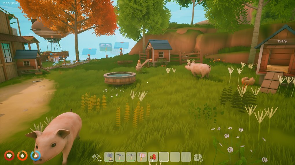 Zwei Schweine und ein Huhn bewegen sich frei über eine Wiese. Im Hintergrund sieht man Hühnerställe und einen Wassertrog.