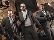 Die Story-Charaktere von GTA 5 stehen schwer bewaffnet nebeneinander.