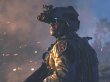 Soldat mit Gewehr in der Hand im Vordergrund auf einem Schlachtfeld