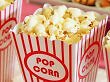 Eine Tüte Popcorn, randvoll gefüllt.