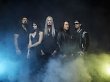Eine Band steht im Nebel