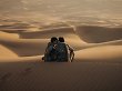 Paul & Chani küssend in der Wüste von Arrakis.