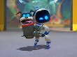 Astro Bot trägt das Hunde-Gadget auf dem Rückem