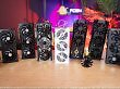 Diverse Custom-Modelle der Radeon RX 9070 und 9070 XT nebeneinander aufgestellt.