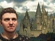 Heinrich von Skalitz aus Kingdom Come Deliverance neben Schloss Hogwarts aus Hogwarts Legacy