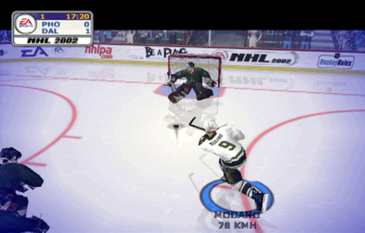 [26/11/2001] Wenn Sie allein auf den Goalie zugehen, verändert sich die Kameraperspektive und es wird still um Sie.