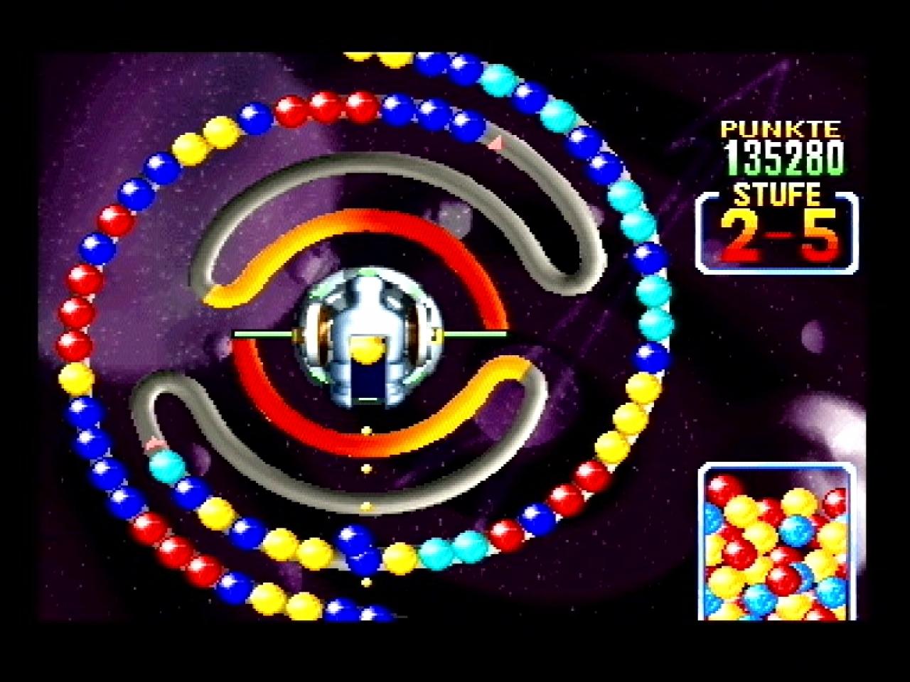 [26/11/2001] Doppelbelastung: Im Stufenmodus ändert sich zuweilen das Level-Layout. Hier kommen die Kugeln gleich aus zwei Richtungen auf Sie zu.