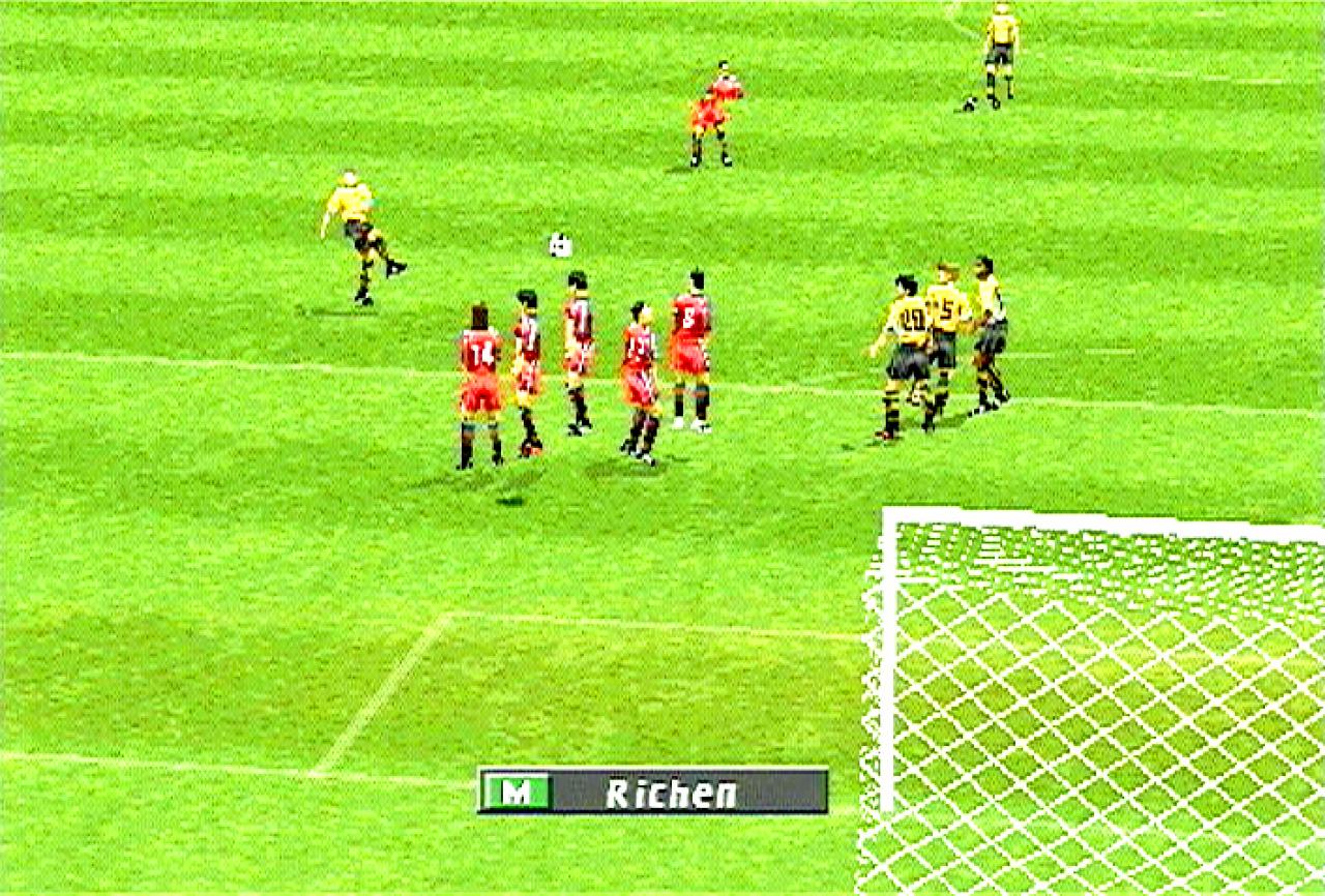 [26/11/2001] MUSTERGÜLTIGER FREISTOSS Dortmunds Jungstar Lars Ricken hebt den Ball kunstvoll über die Mauer hinweg.