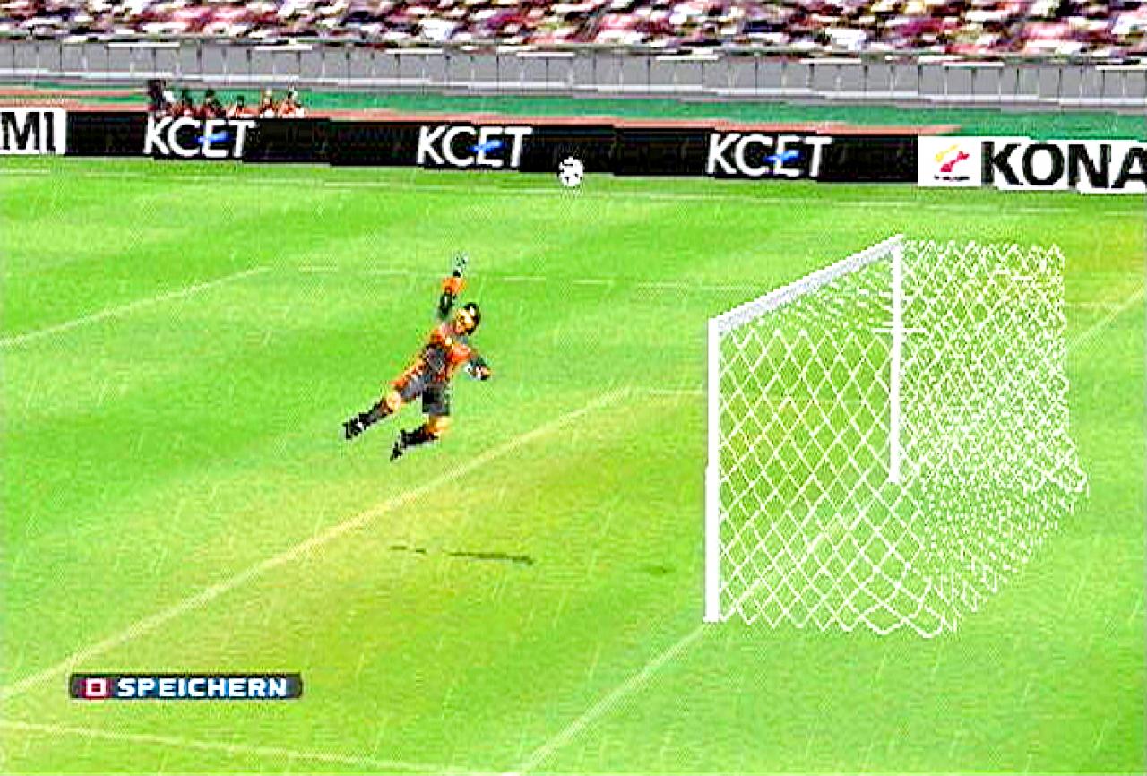 [26/11/2001] UMSONST GESTRECKT So sehr sich der Keeper auch bemüht, den Treffer kann er nicht verhindern.