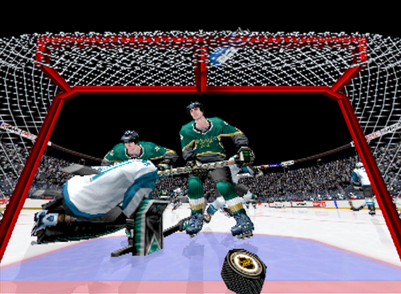 [26/11/2001] Zwei gegen einen ist unfair? Egal! Der Torwart ist geschlagen und der Puck zappelt im Netz. Tor für Dallas!