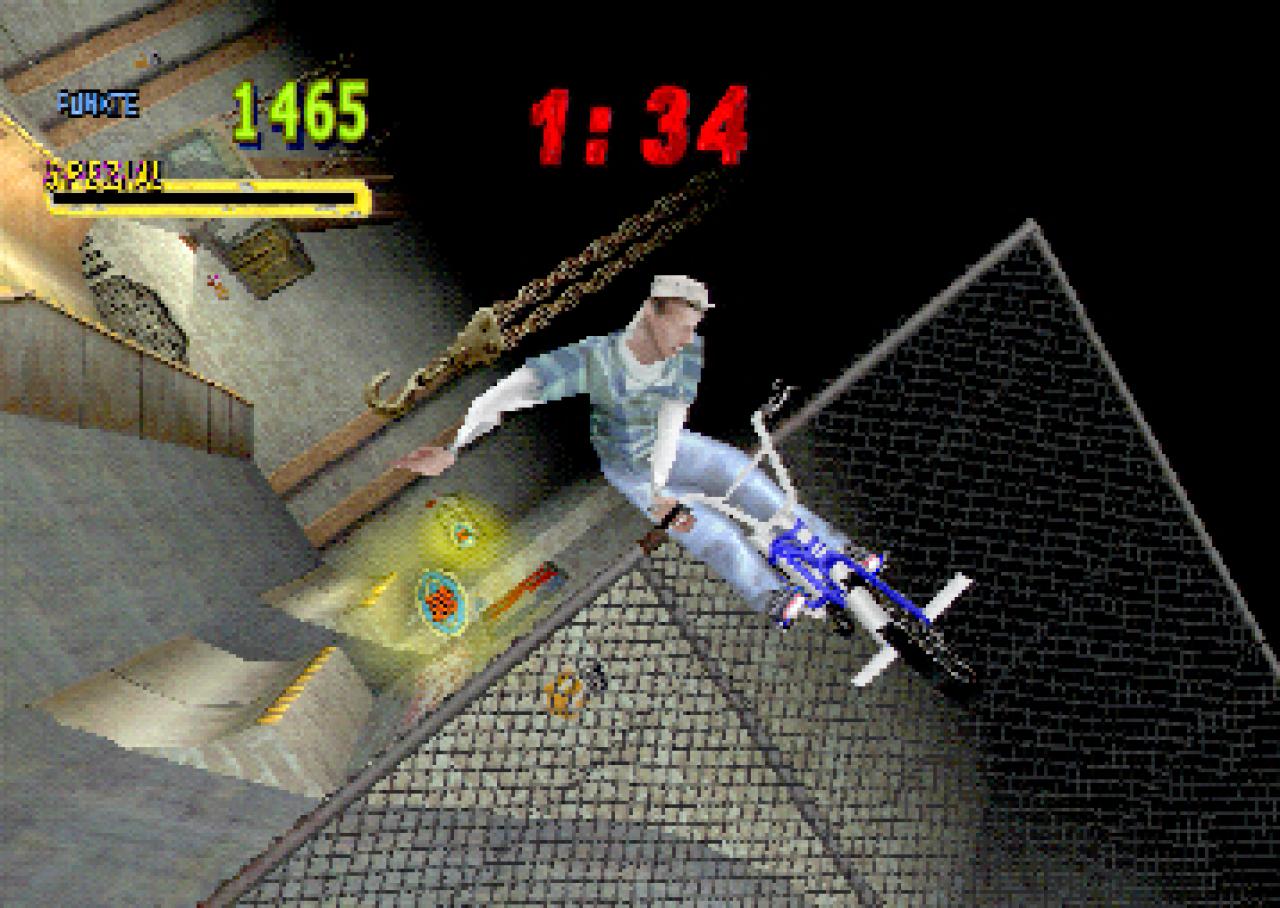 [26/11/2001] Tony Hawk kommt auch mit zwei Rädern zurecht. Und das Lagerhaus kennt er auch, stammt ja aus seinem Spiel.
