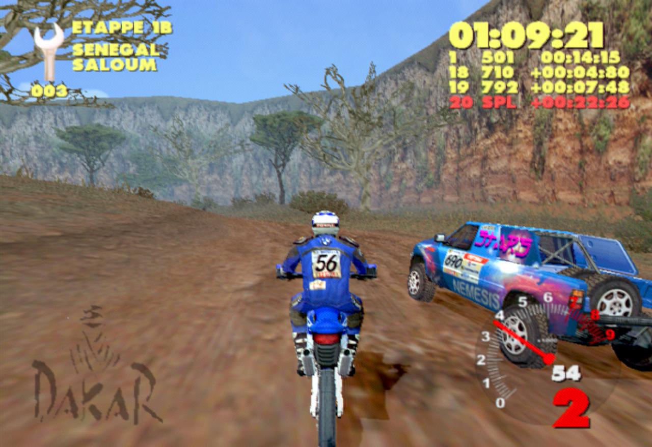 [26/11/2001] Mit dem Motorrad geht es querfeldein.