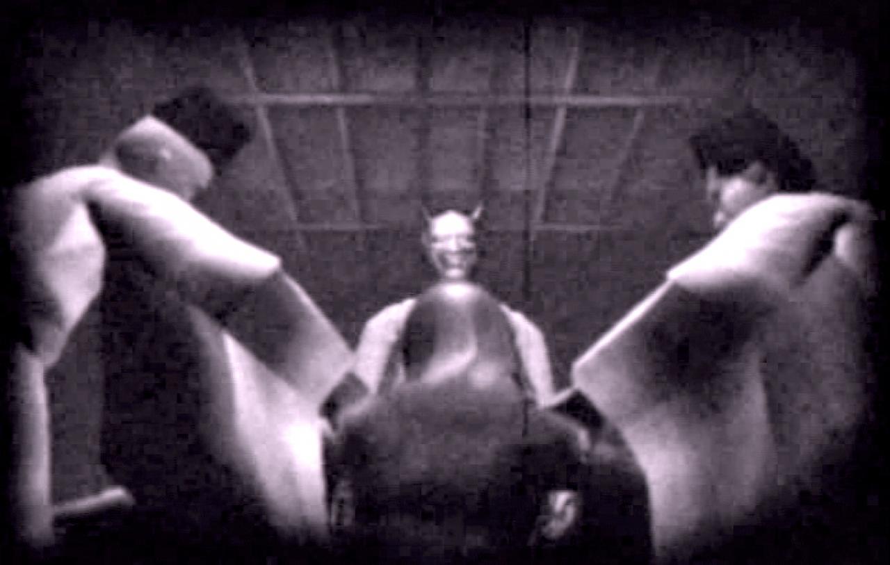 [19/09/2002] Miku plagen manchmal Visionen von den grausigen Ritualen.