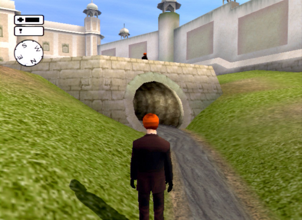 [04/10/2002] In perfekter Verkleidung schleichen wir uns in die Abwässerkanäle.