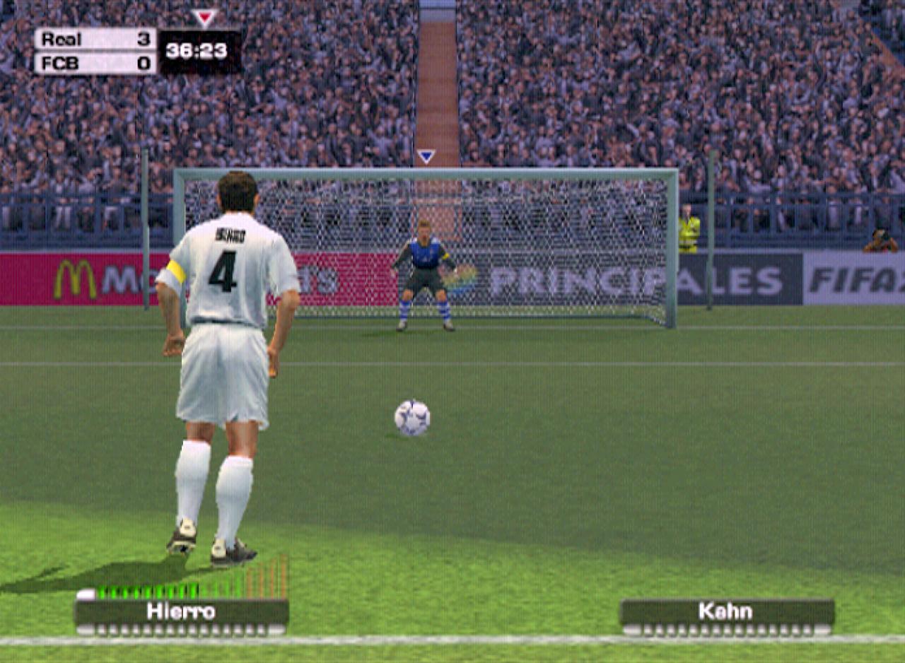 [13/11/2002] Hierro von Real Madrid gegen Oliver Kahn vom FC Bayern München am Elfemeterpunkt.