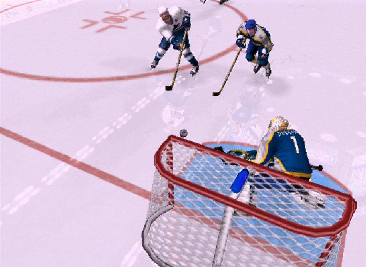 [04/03/2003] Diesen platzierte Schlenzer kann der Goalie nicht abwehren.