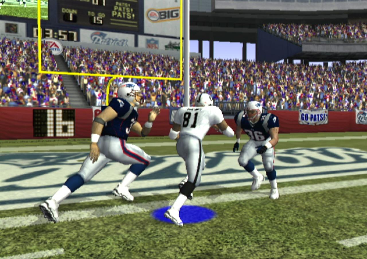 [14/10/2003] Selbst diese zwei Hünen können den Touchdown nicht verhindern. 