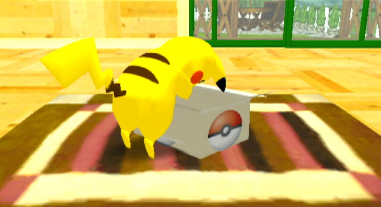 [01/10/2003] Pikachu ist nicht nur an Fernsehen interessiert. Was wohl in dieser Schachtel sein mag? 