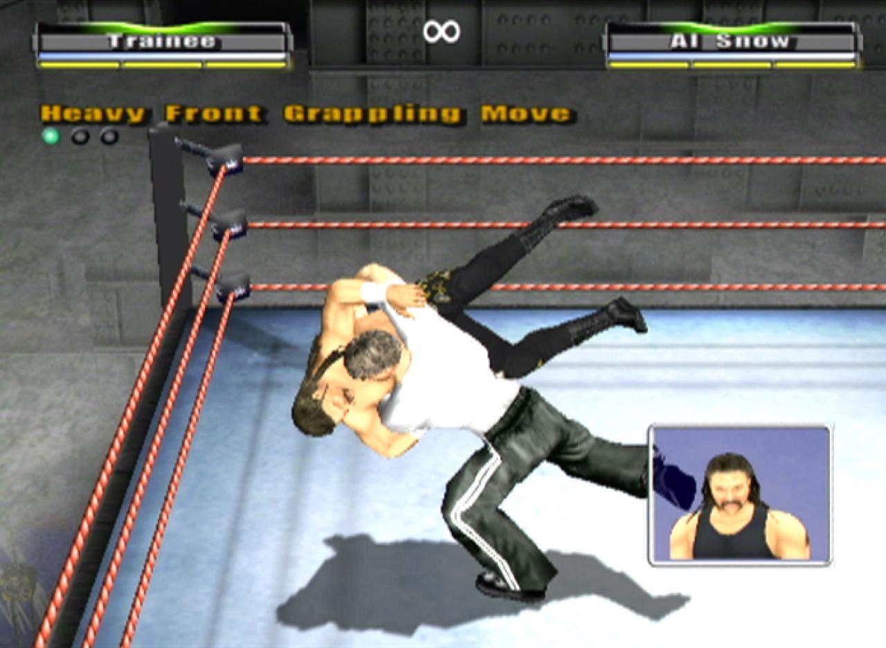 [22/10/2003] Al Snow erklärt euch die Steuerung und hält sogar selber als Versuchskaninchen für euch her. 