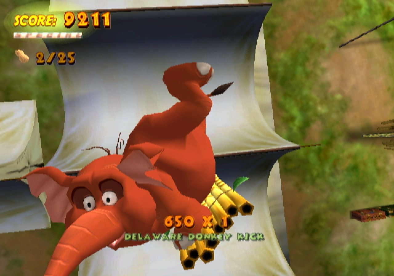 [20/10/2003] Tantor benützt ein Bambusfloß als Skateboard.