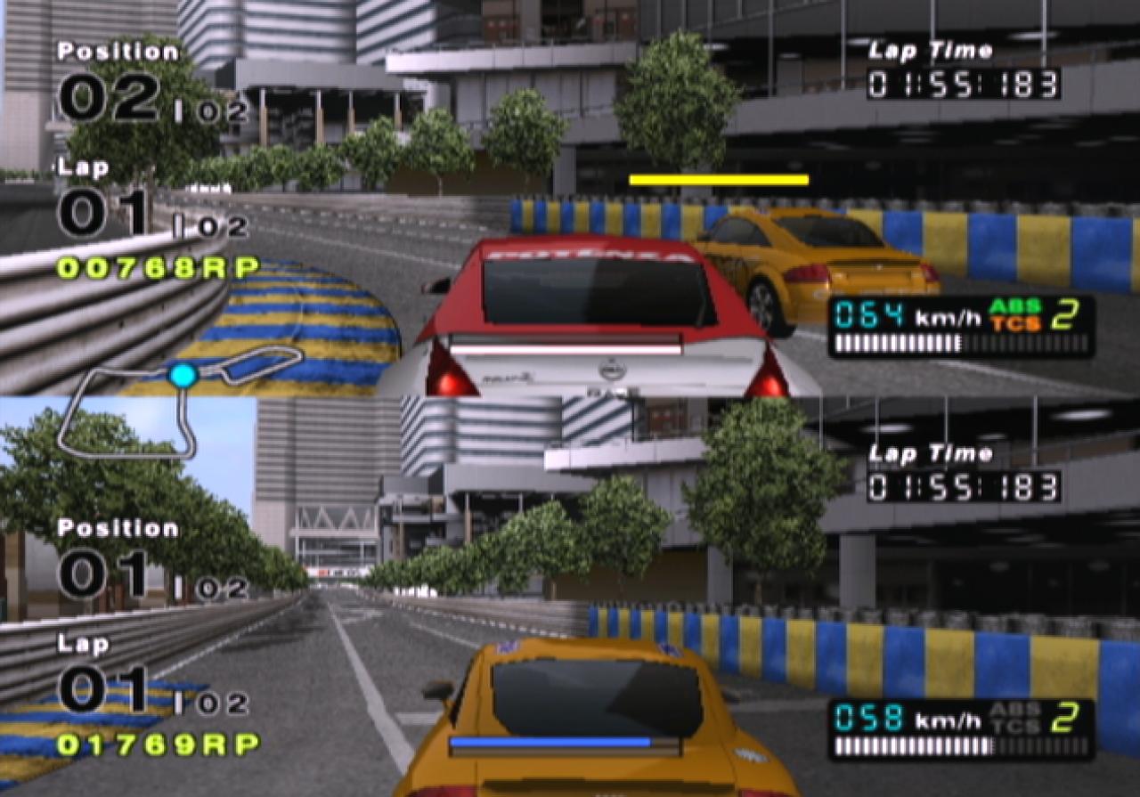 [07/01/2004] Leider dürfen im Splitscreen-Modus nur zwei menschliche Spieler gleichzeitig auf die Rennstrecke.