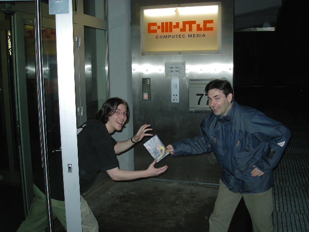 [24/03/2004] Christian hat sich zwar auch über den Besuch aus Japan gefreut, aber sein Mitbringsel genoss höhere Priorität. ;-)
