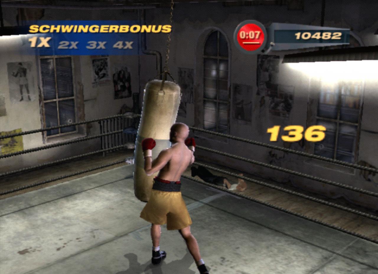 [08/04/2004] Der Sandsack gehört zum Boxtraining einfach dazu.