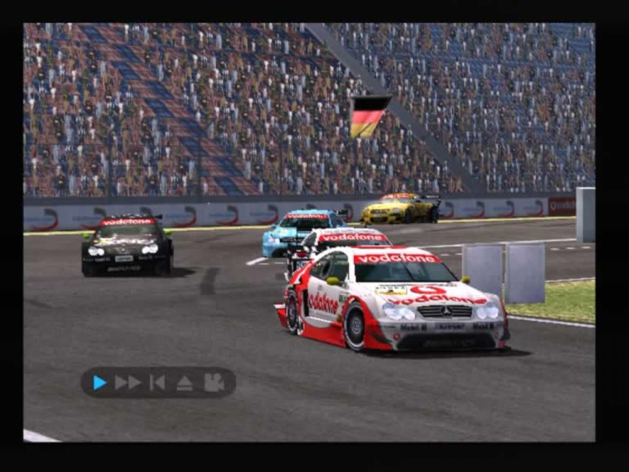 [19/10/2004] Die DTM-Wagen sind schnell und halten auch mal kleinere Rempler aus.