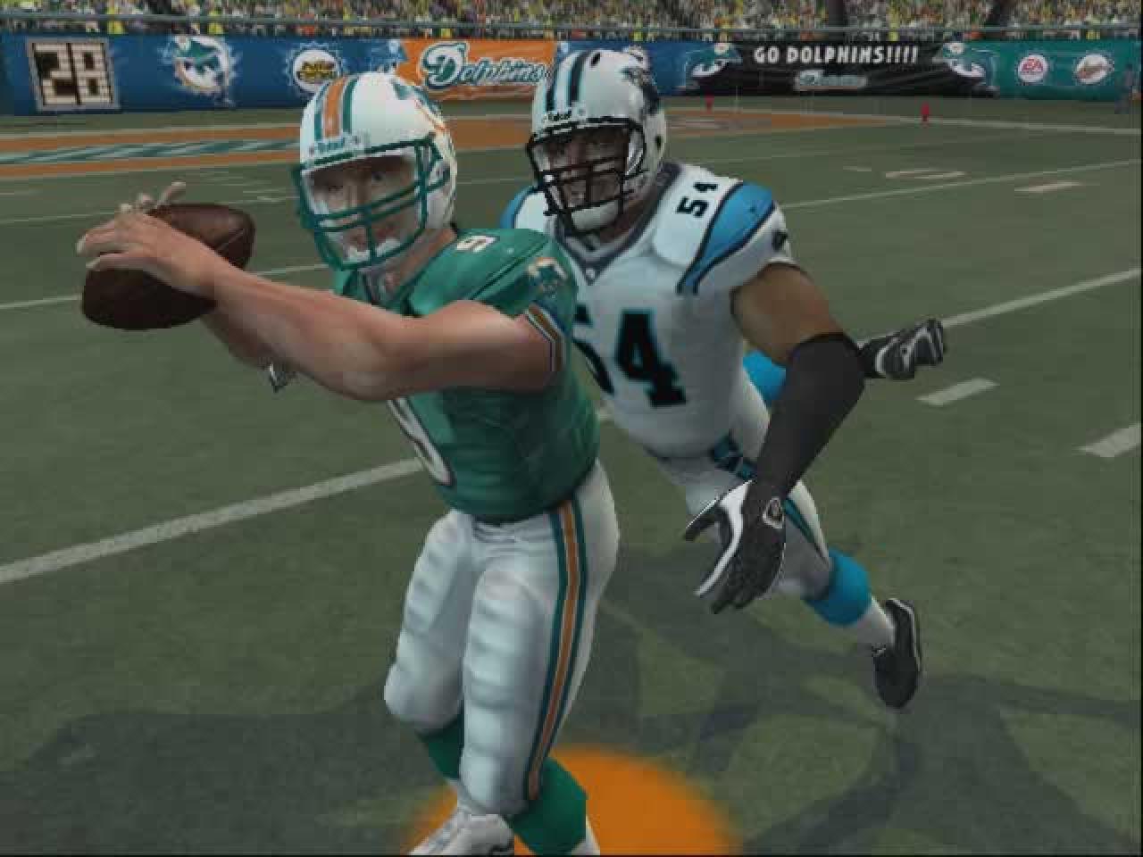 [07/10/2004] Der Quarterback ahnt noch nichts vom nahenden Verteidiger.