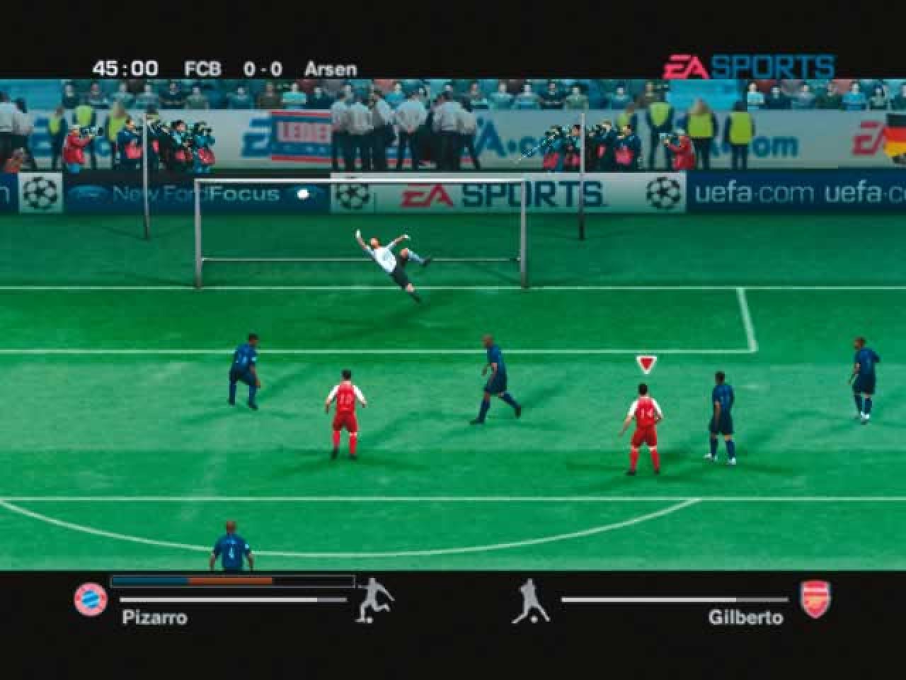 [08/03/2005] Jens Lehmann hechtet vergebens: Den Schuss kann er nicht halten.