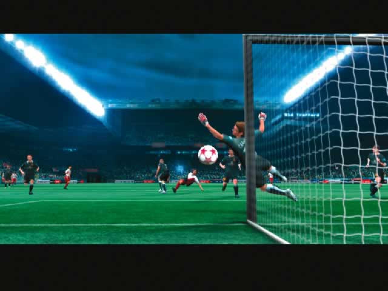 [08/03/2005] Der Kopfball geht nur knapp an Manchesters Tor vorbei.