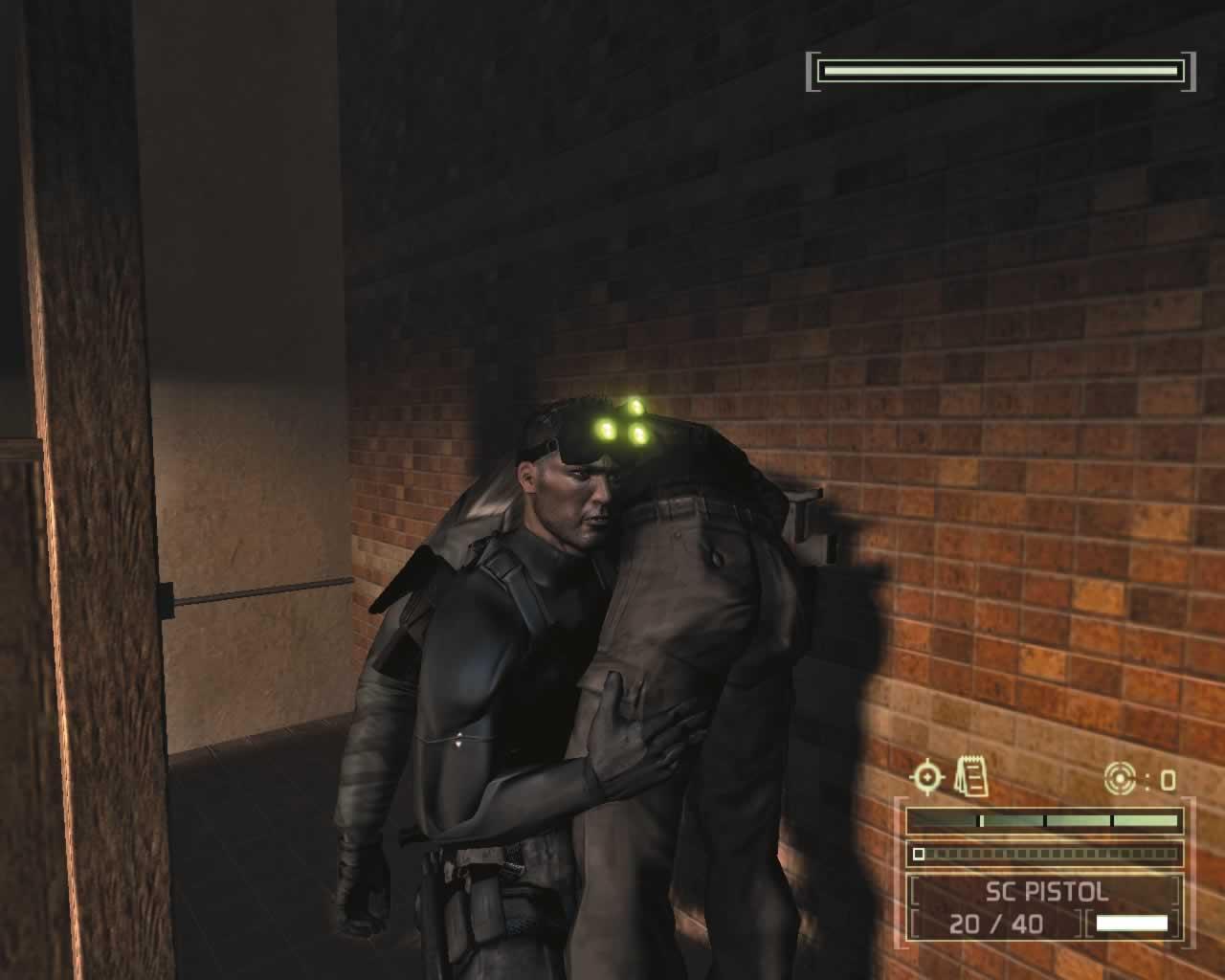 [08/04/2005] (2005 - Chaos Theory) Das Erscheinungsbild Sam Fishers hat sich kaum geändert, wohl aber seine Ausrüstung. Im dritten Teil von Splinter Cell murkst der Held auf leisen Sohlen Wachen mit einem Kampfmesser ab. Ferner ist es ihm zu Beginn einer jeden Mission möglich, zwischen drei Ausrüstungspaketen zu wählen.