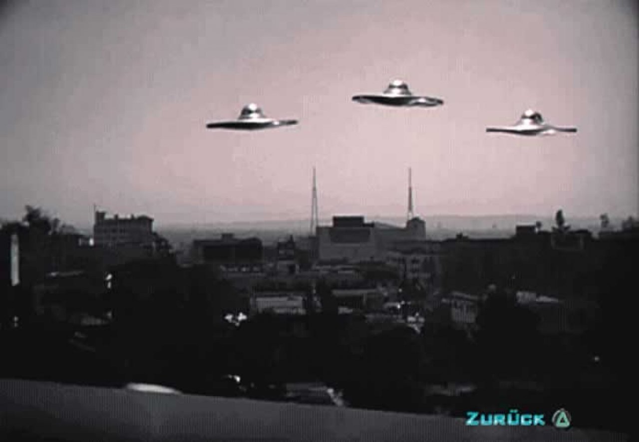 [14/07/2005] Mit etwas Ausdauer schaltet man Ausschnitte von alten B-Movies frei.