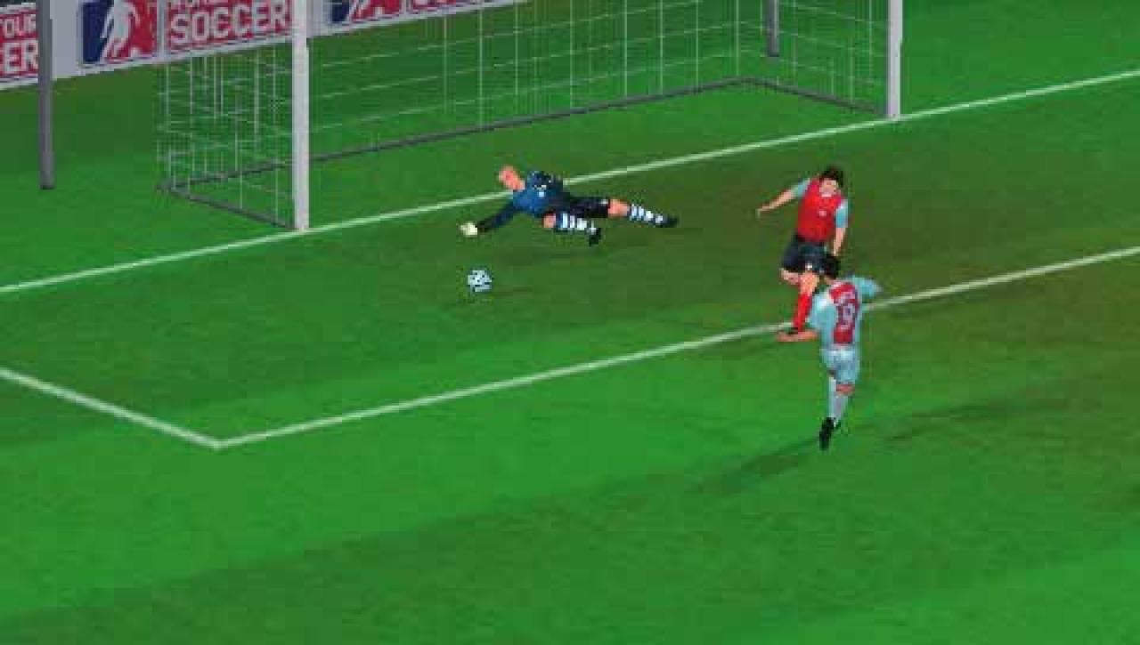 [15/09/2005] Oliver Kahn streckt sich vergeblich. 