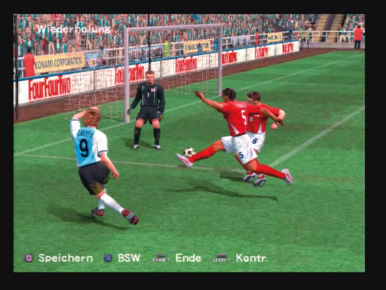 [22/11/2005] Crespo lässt sich von zwei Verteidigern nicht beeindrucken und schlenzt den Ball ins lange Eck.