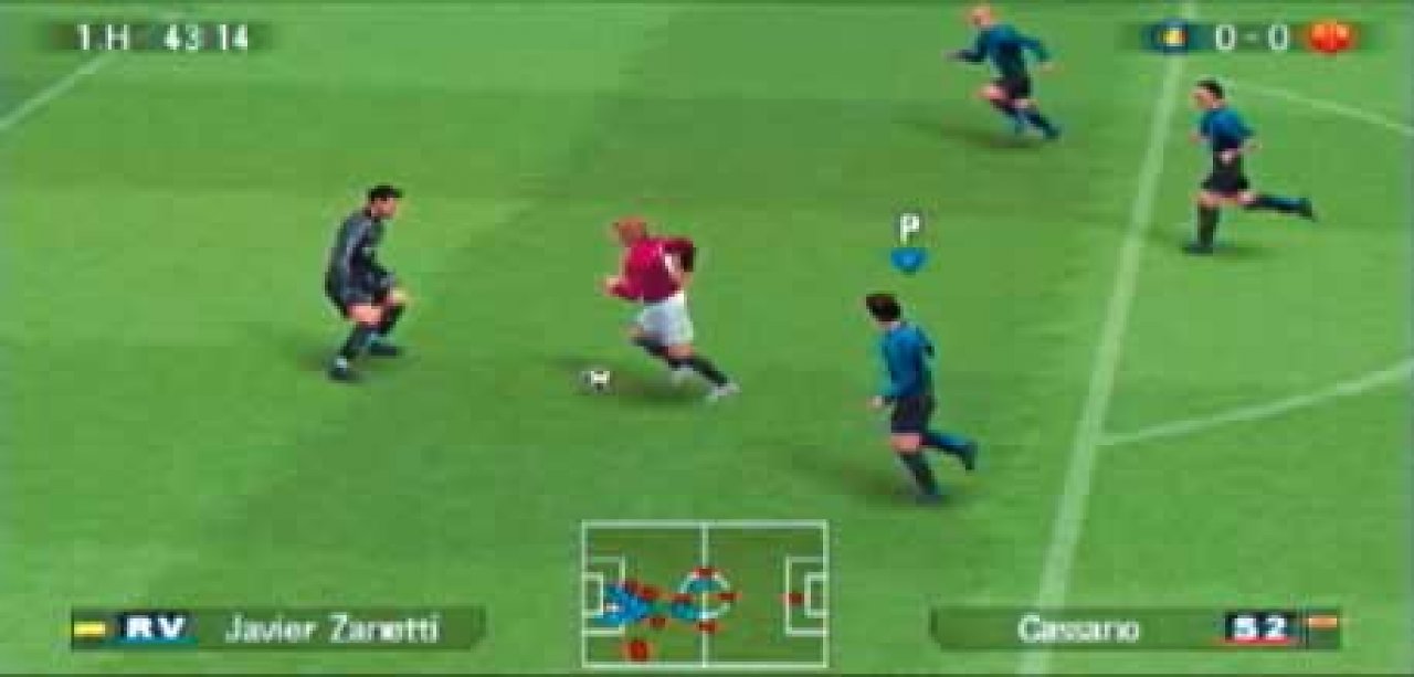 [07/12/2005] Der Stürmer müsste eigentlich spielend leicht am Torhüter vorbei kommen.