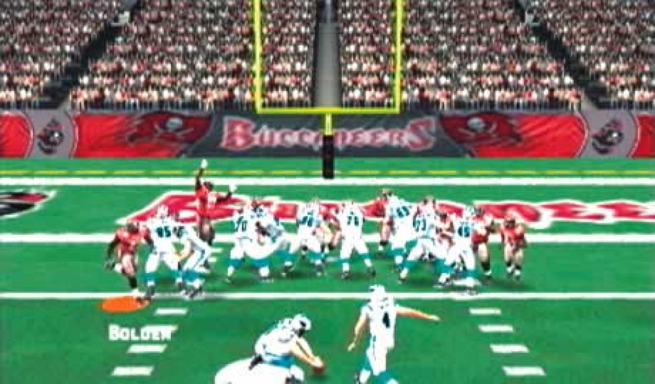 [17/02/2006] Der Kicker der Panthers ist nervenstark und versenkt den Extrapunkt.