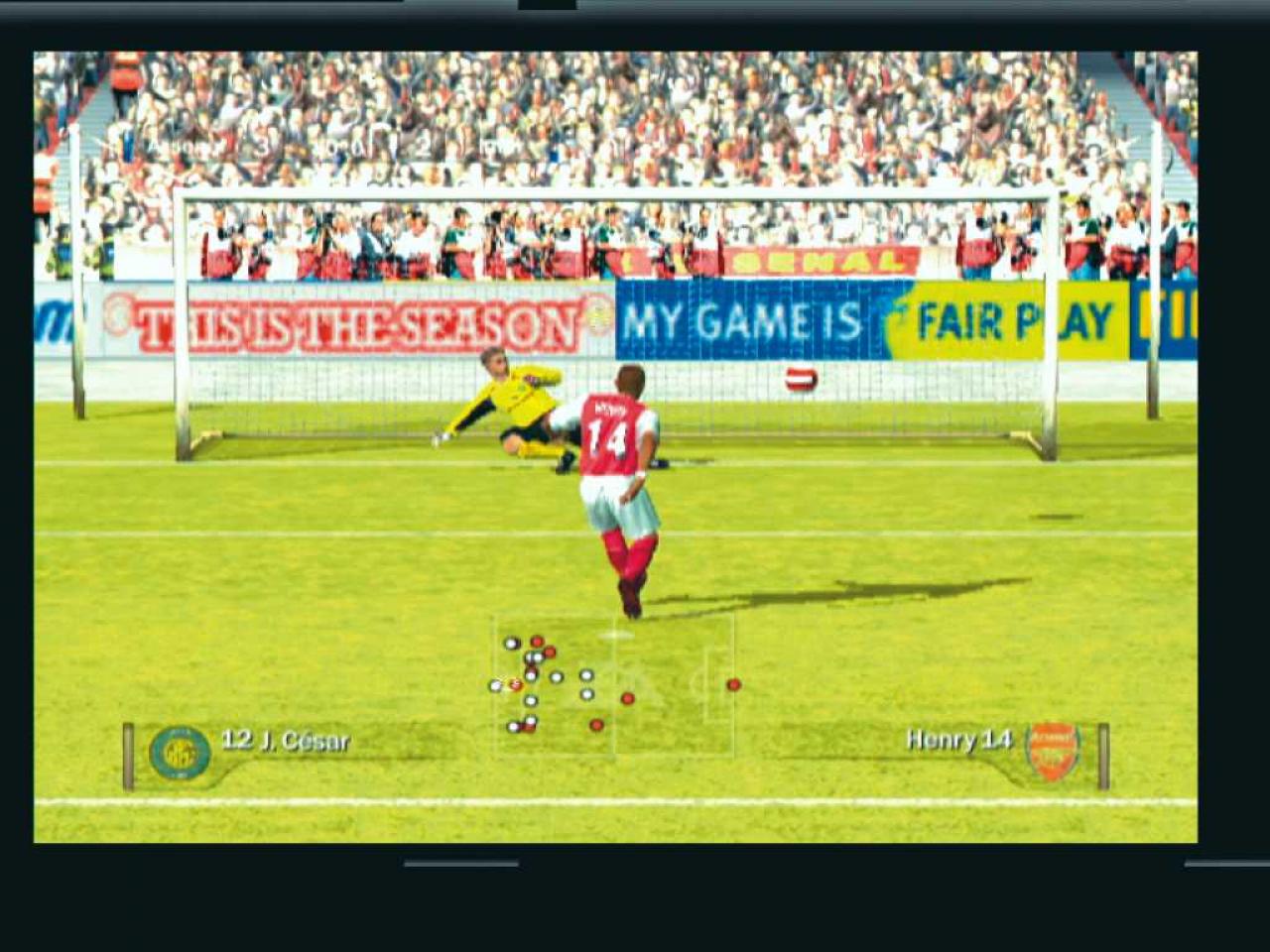 [10/10/2006] Mit dem C-Stick kann der Keeper neuerdings vor dem Schuss in die Hocke gehen oder mit den Armen wedeln.! BILD: N-ZONE