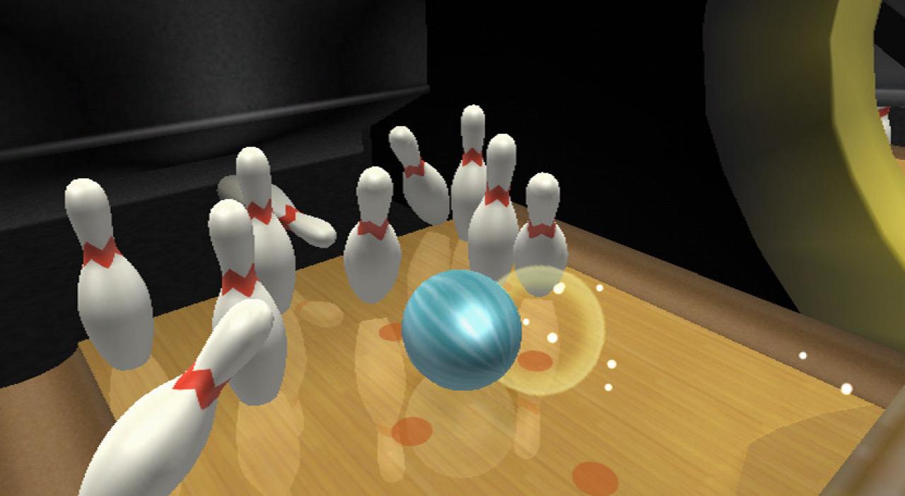 Die Bowlingkugel trifft die Pins.