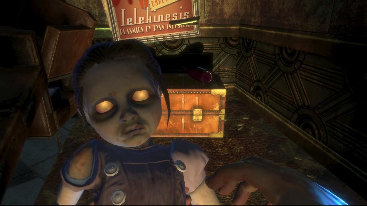 [22/08/2007] Die Augen des kleinen Mädchens sind leer und emotionslos - nur noch ein Zombie, der nach Adam sucht.