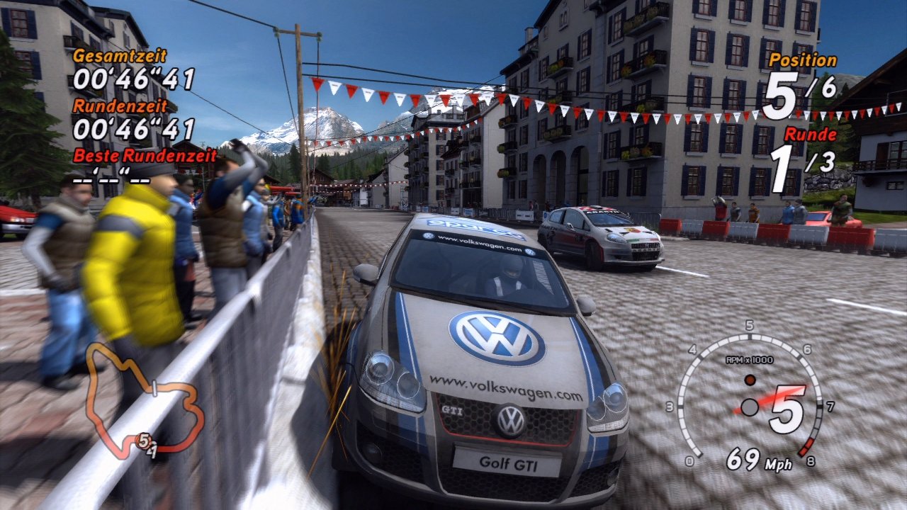 [10/09/2007] Auslaufzonen? Fehlanzeige – mit Vollgas in die Bande krachen und unbeschadet weiterrasen gehört bei Sega Rally einfach dazu. 