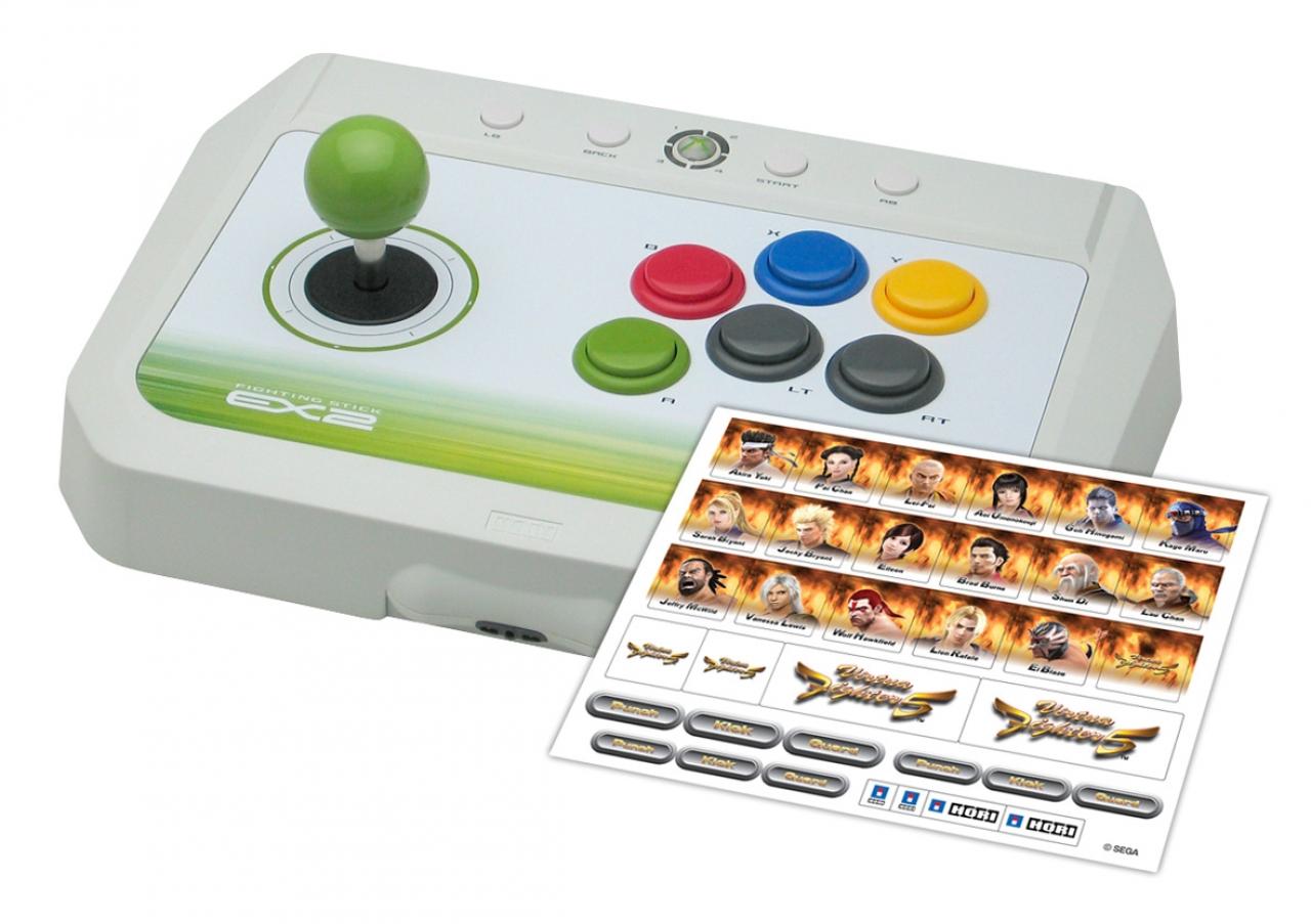 [12/11/2007] Wenn Draufschlagen allein nichts mehr bringt, muss man eben zum Knüppel greifen. Der erste Fighting-Stick für die Xbox 360 erscheint zeitgleich mit Segas Virtua Fighter 5 und besticht durch seine gut erreichbaren Aktionstasten, seinen angenehmen Stick und seine geschmeidig-aerodynamische Form. Eine kleine Virtua Fighter-Sticker-Kollektion, mit der man die Steuereinheit optisch attraktiver gestalten kann, wird dem Ganzen beiliegen. Das gute Gerät steht pünktlich zum Release von Virtua Fighter 5 in den Läden und wird rund 60 bis 70 Euro kosten.