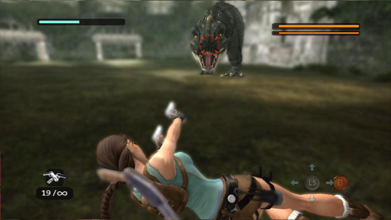 [23/11/2007] Adrenalin-Schock! Wenn Lara frontal angegriffen wird, kann sie zu einem Special-Move ansetzen.