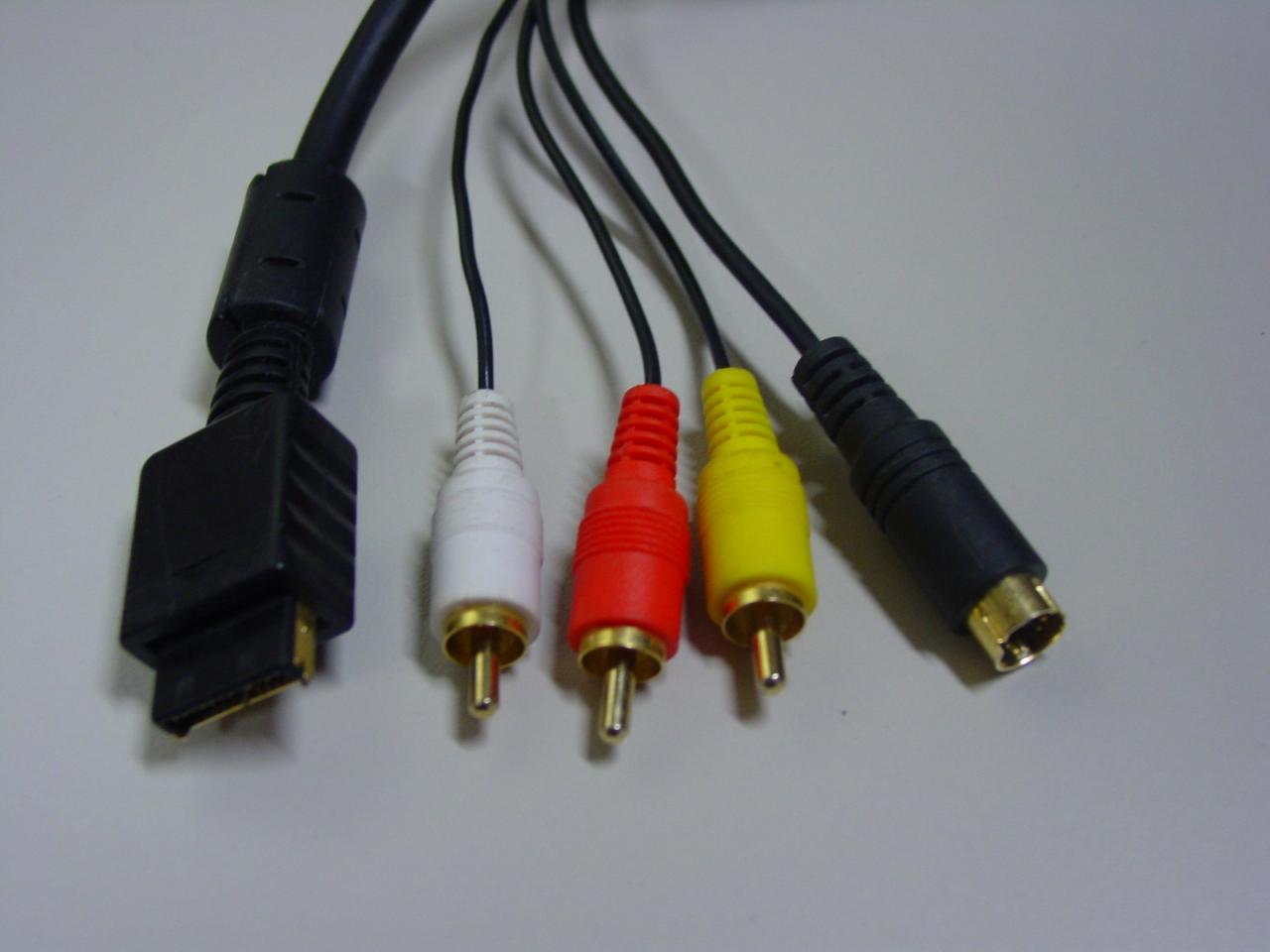 [21/12/2007] S-Video: Ohne den Stecker rechts wär‘s nur ein AV-Kabel.