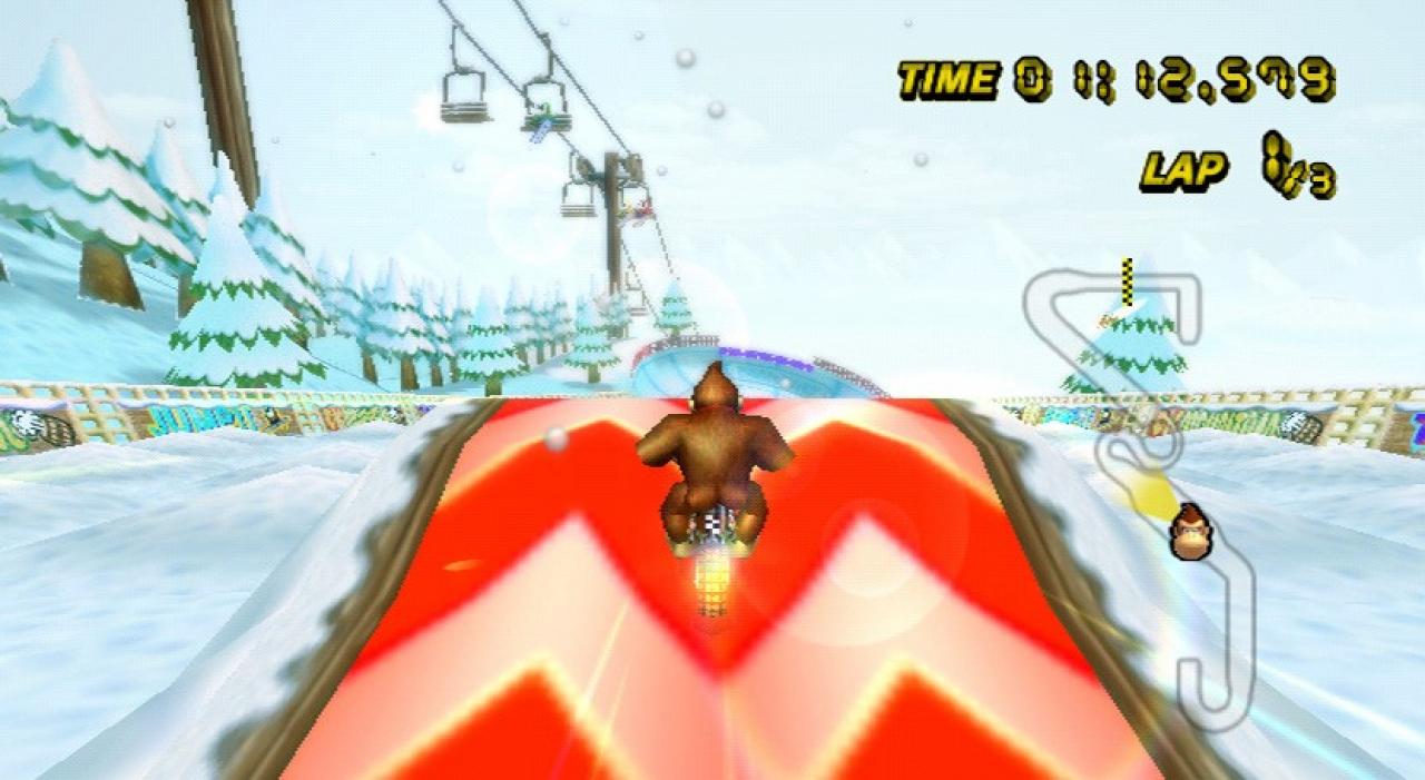 [21/02/2008] Diese Situation kennt wohl jeder: Wir zocken Mario Kart - natürlich befinden wir uns auf einem sicheren ersten Platz und auch die Ziellinie befindet sich in greifbarer Nähe. Plötzlich vernehmen wir ein penetrantes Warnsignal und zack! Der blaue Stachi-Panzer schießt vom Himmel nieder und - wie könnte es anders sein - raubt uns den sicheren Sieg. Vermutlich gibt es in kaum einem anderen Spiel eine ungerechtere Item-Verteilung.