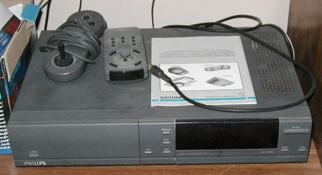 [29/02/2008] Philips CDi - Philips wollte 1991 ein Stückchen vom Gaming-Kuchen abhaben und brachte die Compact Disc Interactive Console, kurz CD-i auf den Markt. Schlechte Spiele, ein krampfiger Controller und der stolze Preis sorgten für das Ende des Geräts.