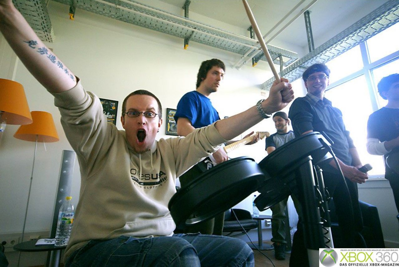 [09/05/2008] OXM - Xbox 360 - Rock Band - Manni freut sich über seine gelungene Leistung: Er hat sein erstes Tutorial abgeschlossen!