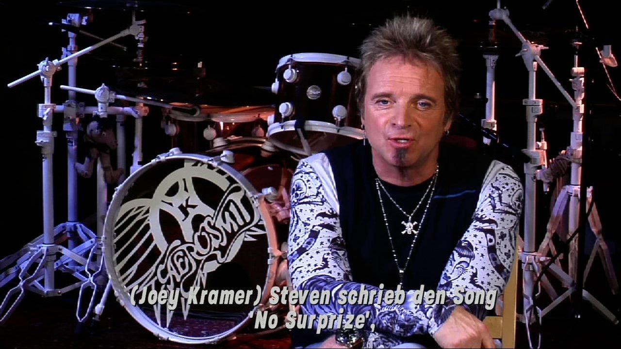 [12/08/2008] Joey Kramer und seine Kollegen sprechen zwischen den Songs über denkwürdige Augenblicke ihrer Karriere.