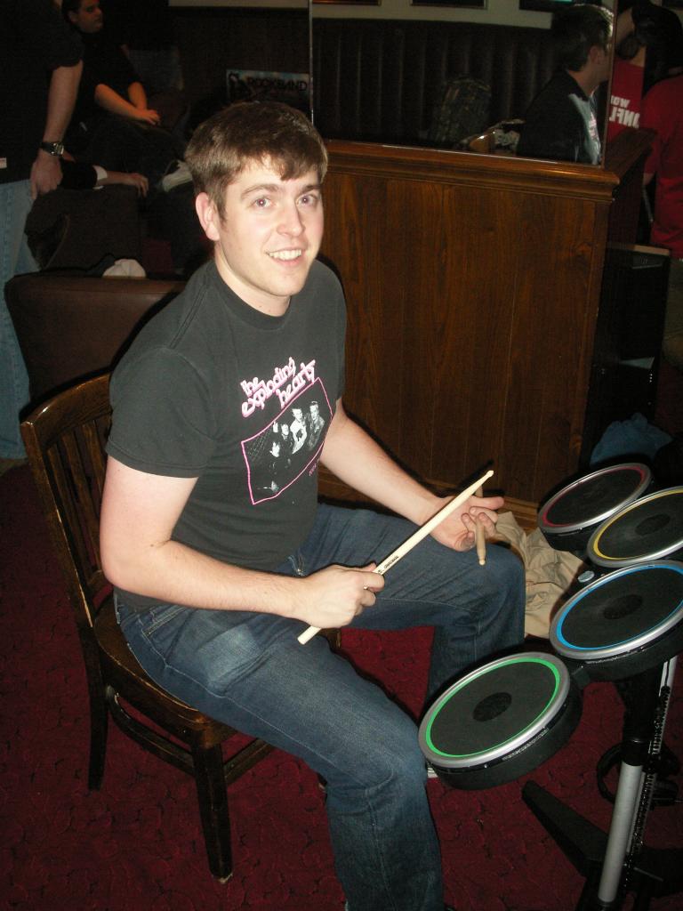 [24/11/2008] John Drake, Public Relations Rock Band 2, Harmonix (Hersteller: Electronic Arts)