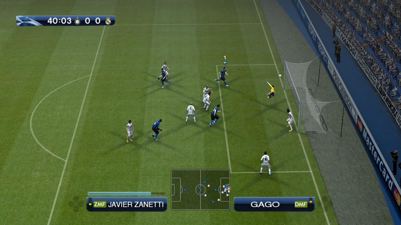 Ein Fußballspiel aus der Seitenansicht